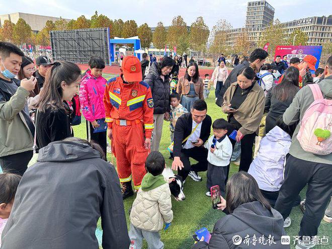 “汪汪队”来了！山东消防队站开放日活动现场搜救犬表演人气爆棚(图1)