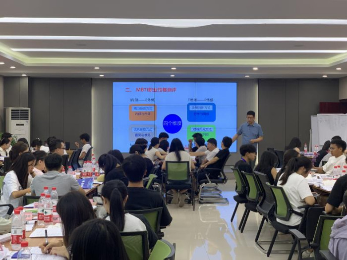 精准赋能 高效职场——黔南州连续两期高校毕业生就业创业能力提升训练营圆满结营(图3)