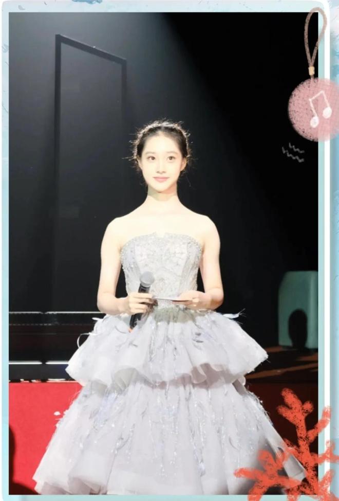 清华校花彭弋航：北京女孩中学年级第一精通舞蹈、主持、表演(图4)