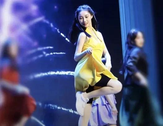 清华校花彭弋航：北京女孩中学年级第一精通舞蹈、主持、表演(图7)