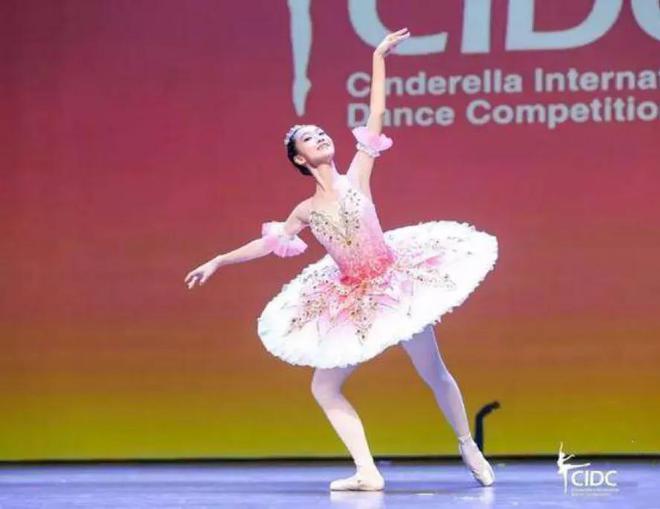 清华校花彭弋航：北京女孩中学年级第一精通舞蹈、主持、表演(图2)