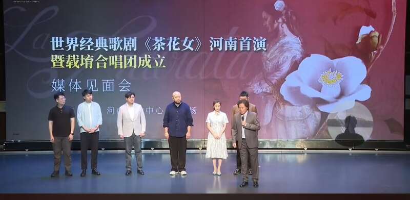吸引近万名观众来豫 河南版《茶花女》有啥看头 精美的舞台、深情的表演……业内人士：河南版《茶花女》丝毫不逊色于国际一流(图1)