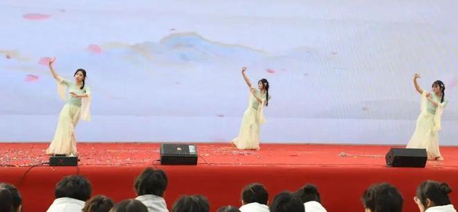 淮滨二高第一届文化艺术节文艺演出暨颁奖典礼(图6)