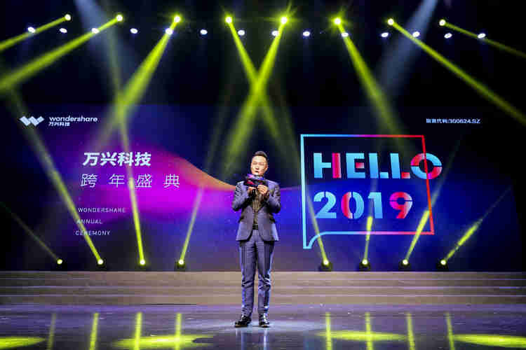 153800发烟花650米视野跨度！广州白鹅潭春节烟花汇演剧透→(图1)